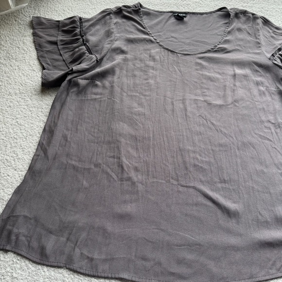 Torrid Short Sleeve T-Shirt Gray Women's Size 3 V-Neck Ruffled Comfortable Top - Picture 2 of 9